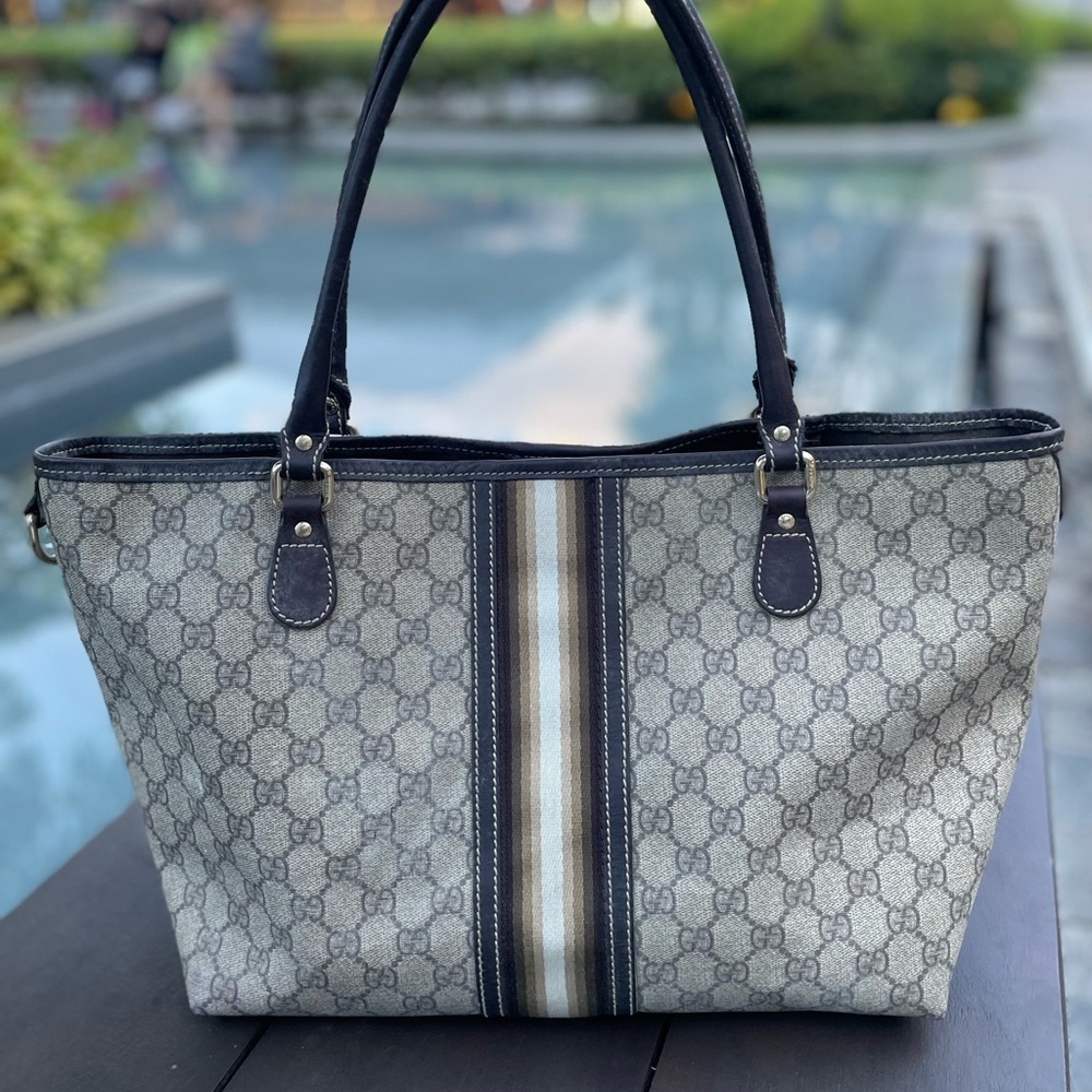 AUTHENTIC GUCCI SUPREME Medium